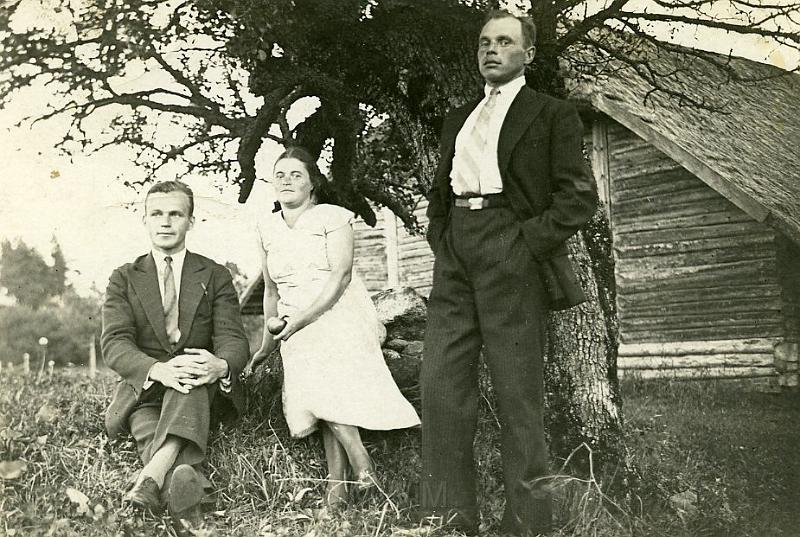 KKE 287.jpg - Od lewej: Wujek Jan Czebruczenko, Helena Szylkin, narzeczony pani Heleny Szylkin pan Mierzyński?. Johanpol, lata 20 XX wieku.